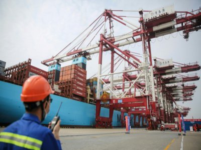 Un port de chargement pour les cargos, le 2 juillet 2020 à Qingdao (est de la Chine) - STR [AFP/Archives]