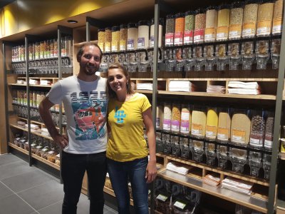 Baptiste Blondet et Chloé Testaert viennent d'ouvrir le magasin bio La Vie Claire, dans les rues piétonnes du Havre. Un magasin ouvert du mardi matin au dimanche midi.