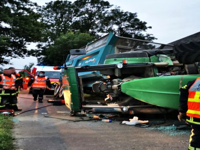 Le tracteur s'est couché sur son côté droit, emprisonnant dans la cabine le conducteur grièvement blessé, le mercredi 15 juillet, à Méautis, près de Carentan. - Sdis 50