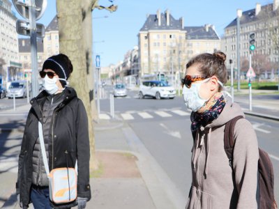 Pour éviter une reprise de la pandémie, le port du masque redevient obligatoire dans les lieux publics clos à compter de la semaine du 20 juillet.