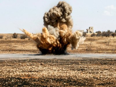 Une mine est neutralisée dans une plantation de pistachiers, à Maan (centre-ouest de la Syrie) le 24 juin 2020 - LOUAI BESHARA [AFP]
