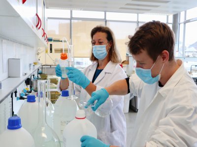 Enseignants et étudiants du département de pharmacie de l'université de Rouen Normandie ont travaillé main dans la main pour la production de solution hydroalcoolique.