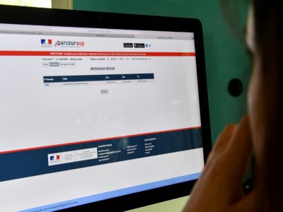 Une lycéenne consulte le résultat de ses "voeux" sur le site de Parcoursup, le 22 mai 2018 à Lille - DENIS CHARLET [AFP/Archives]