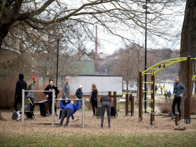 Séances d'exercice en plein air dans un parc au centre de Stockholm, le 1er avril 2020 - Jessica GOW [TT NEWS AGENCY/AFP]