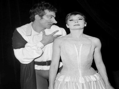 Roland Petit et Zizi Jeanmaire sur scène lors d'une performance de Cyrano, au music-hall l'Alhambra à Paris, le 20 avril  1959 - - [AFP/Archives]