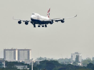 Un Boeing 747 de British Airways en phase d'atterrissage à l'aéroport londonien d'Heathrow le 3 mai 2019 - BEN STANSALL [AFP/Archives]