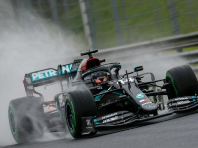 Lewis Hamilton au volant de sa Mercedes sur la piste détrempée du Hungaroring, près de Budapest, le 17 juillet 2020 - Leonhard Foeger [POOL/AFP]
