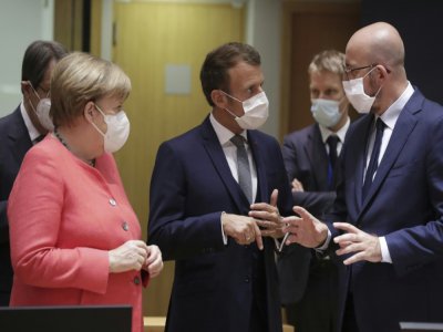 La chancelière allemande Angela Merkel, le président français Emmanuel Macron et le président du Conseil européen Charles Michel discutent avant le début du sommet européen extraordinaire sur le plan de relance économique, le 17 juillet 2020 à Bruxel - STEPHANIE LECOCQ [POOL/AFP]