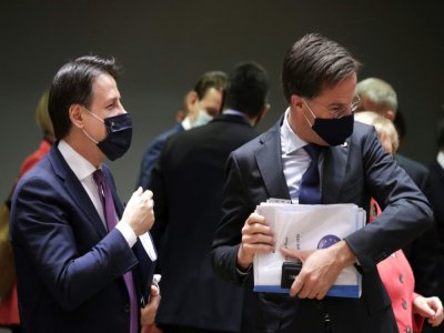 Les Premiers ministres italien Giuseppe Conte (g) et néerlandais Mark Rutte avant le sommet de l'UE à Bruxelles, le 17 juillet 2020 - STEPHANIE LECOCQ [POOL/AFP]