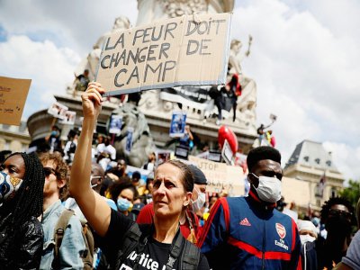 Dans la manifestation parisienne contre le racisme et les violences policières, place de la République, le 13 juin 2020 - Thomas SAMSON [AFP/Archives]