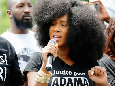 Assa Traoré, la sœur d'Adama Traoré, lors d'un rassemblement contre le racisme et les violences policières, place de la République à Paris le 13 juin 2020 - Thomas SAMSON [AFP/Archives]