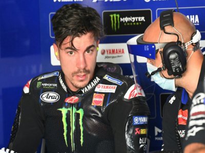 Le pilote espagnol Maverick Vinales parle avec l'un de ses mécaniciens pendant la journée de reprise du MotoGP le 14 juillet 2020 à Jerez de la Frontera en Espagne - JAVIER SORIANO [AFP]