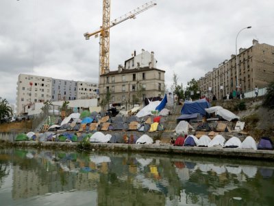 Campement de migrants le long du canal Saint-Denis à Aubervilliers, le 17 juillet 2020 - FRANCOIS GUILLOT [AFP]