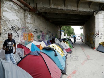 Le long du canal Saint-Denis, le 17 juillet. Le collectif comptabilisait 166 tentes il y a un mois, contre plus de 400 désormais - FRANCOIS GUILLOT [AFP]