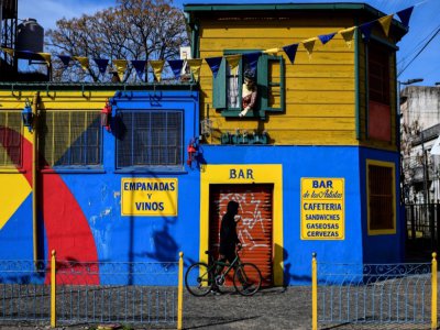 Un des restaurants fermés du quartier de La Boca à Buenos Aires, le 9 juillet 2020 - Ronaldo SCHEMIDT [AFP]