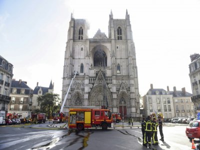 Intervention des pompiers le 18 juillet 2020 dans la cathédrale de Nantes pour circonscrire un incendie - Sebastien SALOM-GOMIS [AFP]