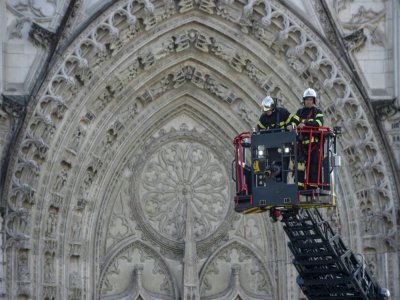 Les pompiers interviennent sur la cathédrale de Nantes le 18 juillet 2020 - Sebastien SALOM-GOMIS [AFP]
