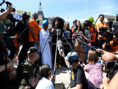 Assa Traoré la soeur d'Adama Traoré s'exprime le 18 juillet 2020 à Beaumont-sur-Oise, lors de la marche organisée quatre ans après la mort de son frère - Bertrand GUAY [AFP]