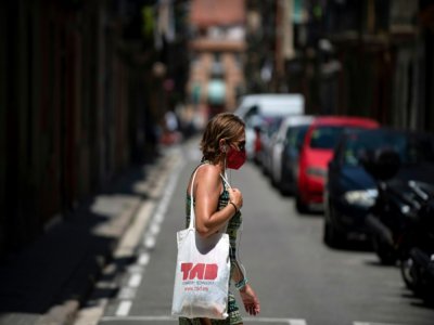 Une femme portant un masque dans un quartier de Barcelone, le 18 juillet 2020 - Josep LAGO [AFP]