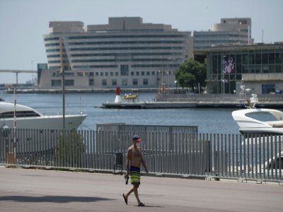 Un homme porte un masque à proximité du port de Barcelone, le 18 juillet 2020 - Josep LAGO [AFP]