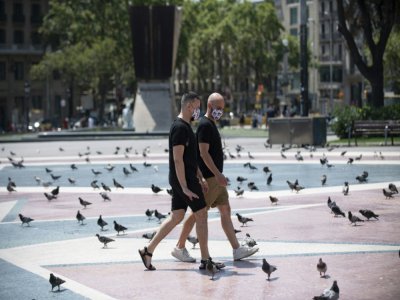 Passants sur la Place de Catalogne, dans le centre de Barcelone, le 18 juillet 2020 - Josep LAGO [AFP]