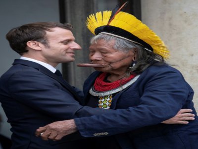 Le chef indigène Raoni Metuktire (d) reçu par le président français Emmanuel Macron à l'Elysée, le 16 mai 2019 à Paris - Thomas SAMSON [AFP/Archives]
