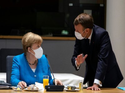 La chancelière allemande Angela Merkel (g) et le président français Emmanuel Macron au sommet de l'UE à Bruxelles, le 18 juillet 2020 - Francisco Seco [POOL/AFP]