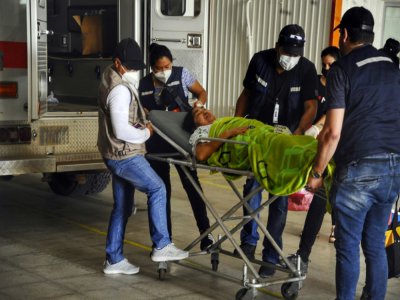 Un malade du Covid-19 est installé dans un hôpital de campagne à Santa Cruz (Bolivie), le 13 juillet 2020 - Enrique CANEDO [AFP]