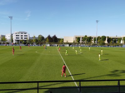 Les Caennais (en jaune) ont su prendre la mesure et contrôler de généreux Quevillais, qui entamaient leur préparation ce samedi 18 juillet 2020, au Stade Annexe de Venoix. - Mathieu Marie