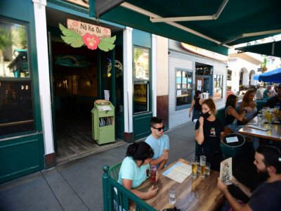 A Huntington Beach comme dans de nombreuses régions de Californie, les restaurants ne sont plus autorisés à servir en salle et ont installé des terrasses en plein air - Robyn Beck [AFP]