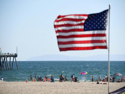 Des baigneurs sur la plage de Huntington Beach (Californie), le 16 juillet 2020 - Robyn Beck [AFP]