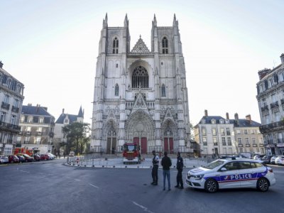 Abords de la cathédrale Saint-Pierre-et-Saint-Paul de Nantes, le 19 juillet 2020, au lendemain de l'incendie qui a ravagé son orgue - Sebastien SALOM-GOMIS [AFP]