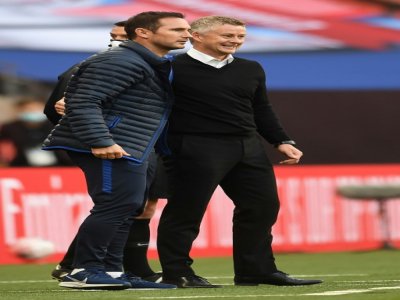 Les entraîneurs de Chelsea Frank Lampard (g) et de Manchester United Ole Gunnar Solskjaer lors de la demi-finale de Coupe d'Angleterre, le 19 juillet 2020 au stade de Wembley à Londres - Andy Rain [POOL/AFP]