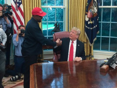 Le rappeur Kanye West (g) et le président Donald Trump dans le bureau ovale de la Maison Blanche à Washington, le 11 octobre 2018 - SEBASTIAN SMITH [AFP/Archives]