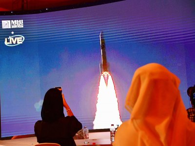Ecran montrant le lancement de la sonde émiratie Al-Amal en route pour Mars depuis le Japon, le 19 juillet 2020 au Centre spatial Mohammed bin Rashid (MBRSC) de Dubaï - Giuseppe CACACE [AFP]