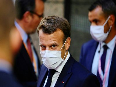 Le président français Emmanuel Macron quitte la session de négociations à Bruxelles le 20 juillet 2020 - Olivier Matthys [POOL/AFP]