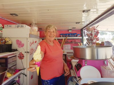 Lors des belles journées d'été au Havre, Marie-Christine ne cesse de servir aux clients des glaces à l'italienne et toujours avec le sourire.