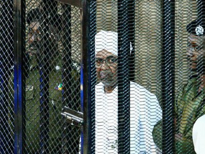 L'ancien président soudanais Omar el-Béchir à l'ouverture de son procès, le 19 août 2019 à Khartoum - Ebrahim HAMID [AFP/Archives]