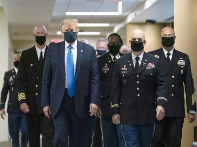 Donald Trump lors de sa première apparition avec un masque en public, le 11 juillet à l'hôpital l'hôpital Walter Reed de Bethesda, en banlieue de Washington - ALEX EDELMAN [AFP]