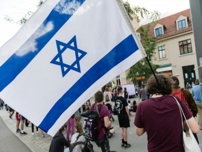 Des personnes se rassemblent pour une veillée en l'honneur des victimes de l'attaque d'une synagogue à Halle (Saale), dans l'est de l'Allemagne, le 20 juillet 2020, à la veille de l'ouverture du procès du responsable présumé de cette attaque anti-sém - JENS SCHLUETER [AFP]