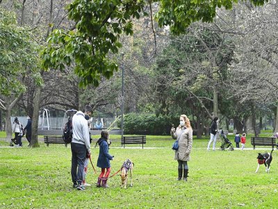 Une famille se promène dans un parc de Bueons Aires le 21 juillet 2020. - JUAN MABROMATA [AFP]