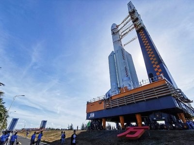 La fusée Longue-Marche 5 qui emmènera la sonde vers Mars, le 17 juillet 2020 sur la rampe de lancement à Wenchang, sur l'île de Hainan, dans le sud de la Chine - STR [AFP/Archives]
