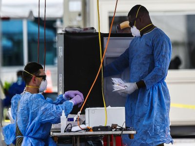 Du personnel médical trie des tests du Covid-19 sur un site "drive in" à Miami Beach, en Floride (Etats-unis), le 22 juillet 2020 - CHANDAN KHANNA [AFP]