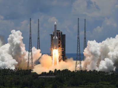 La fusée Longue-Marche 5 s'élance à destination de Mars depuis la la rampe de lancement de  Wenchang (sud de la Chine), le 23 juillet 2020 - Noel CELIS [AFP]