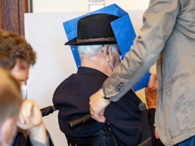 Bruno Dey, ancien gardien nazi arrive au tribunal à Hambourg, le 20 juillet 2020 - Axel Heimken [POOL/AFP]