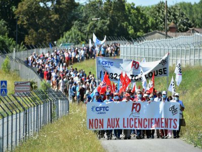 Le secteur aérien, un des plus touchés par la crise du Covid-19. Manifestation d'employés d'Airbus qui prévoit la suppression de 5.000 emplois en France. A Blagnac (sud-ouest de la France), le 8 juillet 2020 - REMY GABALDA [AFP]