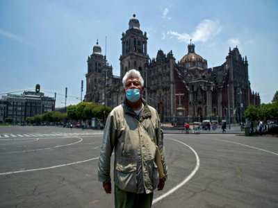 Sans touristes, le guide touristique mexicain Jesus Yepez n'a plus de quoi vivre. Ici, dans le centre historique de Mexico vidé par le Covid-19, le 10 juillet 2020 - CLAUDIO CRUZ [AFP]
