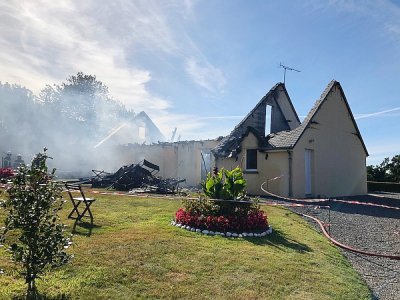 Le feu a totalement ravagé une maison à Saint-Sauveur-Villages le mercredi 22 juillet. - SDIS 50
