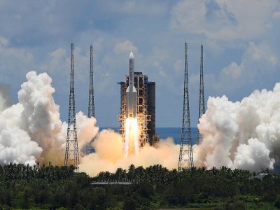 La fusée Longue-Marche 5 s'élance à destination de Mars depuis la la rampe de lancement de  Wenchang (sud de la Chine), le 23 juillet 2020 - Noel CELIS [AFP]