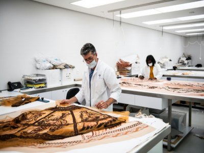 Création de la collection croisière dans les atelier de Dior à Paris, le 16 juillet 2020 - Martin BUREAU [AFP]